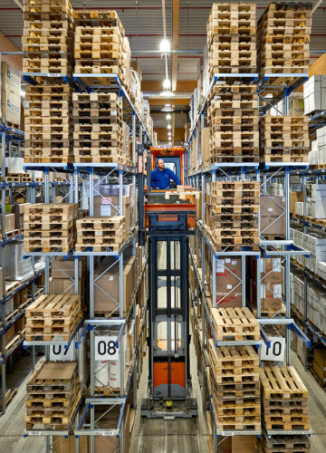 Distribo Kommissionierung Schmalgang