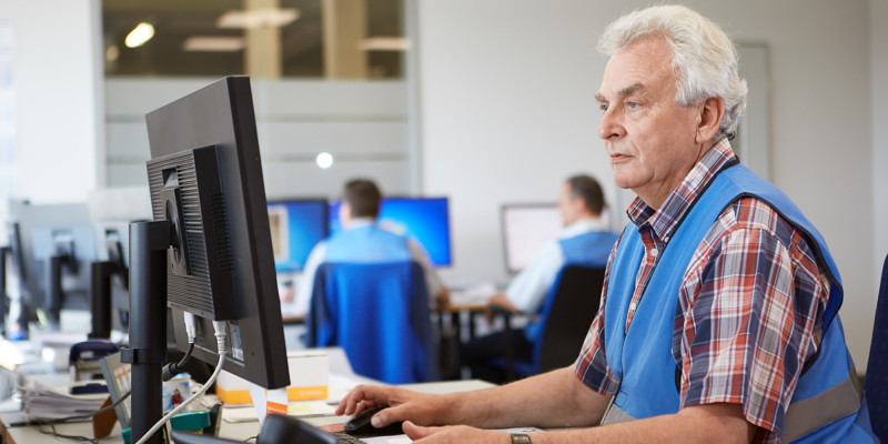 Distribo Mann arbeitet an Computer