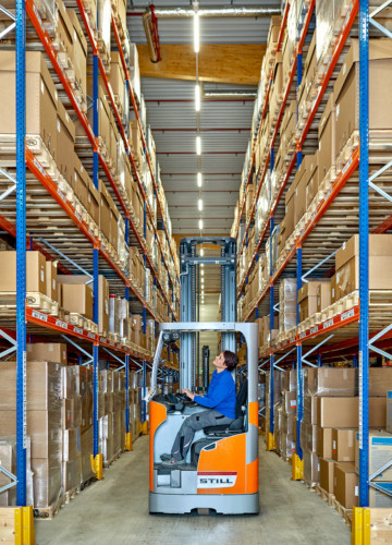 Distribo Lager Kommissionieren mit Schubmaststapler